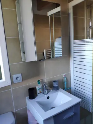 Salle de bains dans l'établissement Maisonnette avec terrasse et place de parking