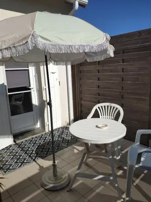 Balcon ou terrasse dans l'établissement Maisonnette avec terrasse et place de parking