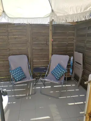Coin salon dans l'établissement Maisonnette avec terrasse et place de parking
