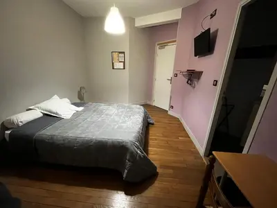 Télévision ou salle de divertissement dans l'établissement La Barrière