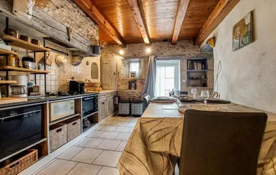 Cuisine ou kitchenette dans l'établissement Charmante Maison Au Calme