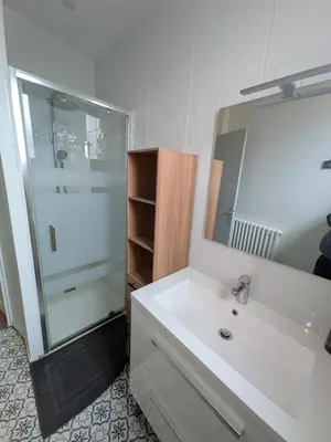 Salle de bains dans l'établissement Maison cosy 3 chambres - Quartier des Dunes