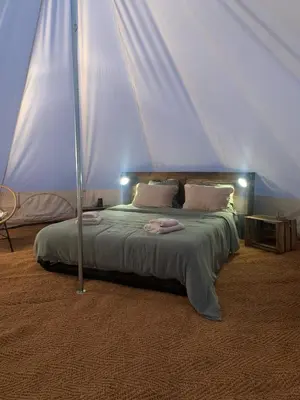 Un ou plusieurs lits dans un hébergement de l'établissement Glamping Moulin de Saza