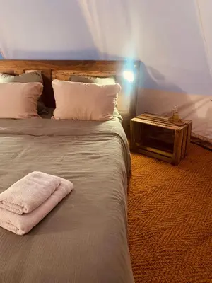 Un ou plusieurs lits dans un hébergement de l'établissement Glamping Moulin de Saza
