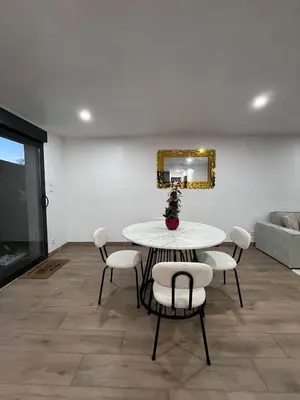 Coin salon dans l'établissement Logement entier avec jacuzzi proche futuroscope