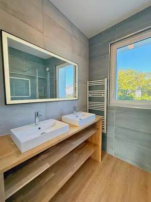 Salle de bains dans l'établissement Maison Magnolia Jardin & terrasse proche centre