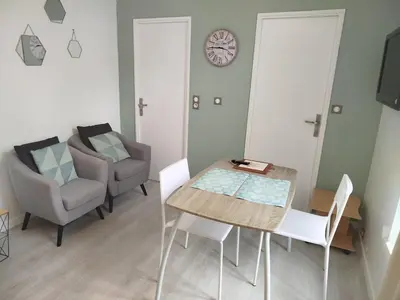 Coin salon dans l'établissement Joli T1 entièrement équipé à 150 m des thermes