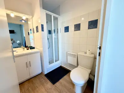 Salle de bains dans l'établissement L'Escale Rochelaise avec Terrasse, Aquarium à 5 min