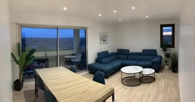 Coin salon dans l'établissement Chambre dans un grand appartement refait - Belle vue