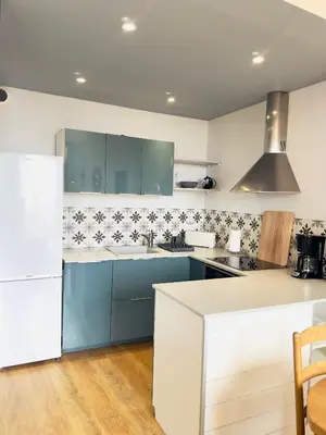 Cuisine ou kitchenette dans l'établissement Valin 1, centre ville, face au port