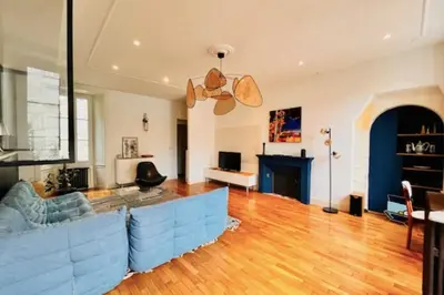 Télévision ou salle de divertissement dans l'établissement Bel appartement au coeur de La Rochelle