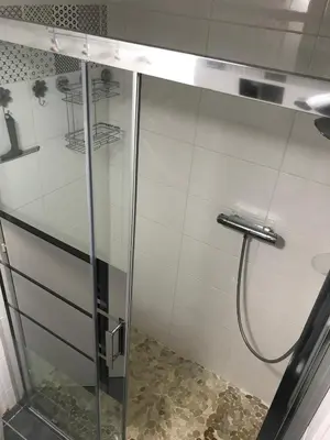 Salle de bains dans l'établissement chambre spacieuse dans maison de ville avec jardin