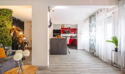Cuisine ou kitchenette dans l'établissement Jungle Saintaise - Appartement, Hypercentre, Fibre, Tv 4K, Parking Privé Payant