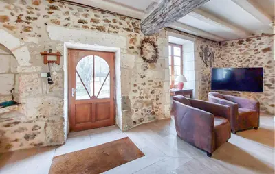 Télévision ou salle de divertissement dans l'établissement Charmante Maison Au Calme