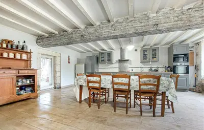 Cuisine ou kitchenette dans l'établissement Charmante Maison Au Calme