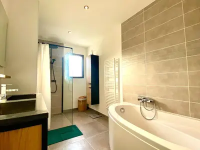 Salle de bains dans l'établissement La Maison des Oiseaux