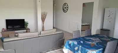 Télévision ou salle de divertissement dans l'établissement Gîte du Chemin vert