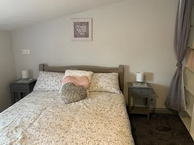 Un ou plusieurs lits dans un hébergement de l'établissement Chabanais town centre Apartment Rose