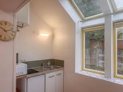 Cuisine ou kitchenette dans l'établissement Studio Neuf Centre - Chambre Séparée - Parking