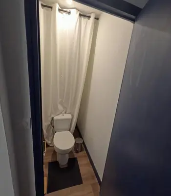 Salle de bains dans l'établissement Appartement pour 6 personnes au Vigeant