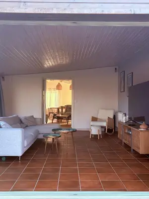 Coin salon dans l'établissement Havre de paix, bord de rivière, avec piscine