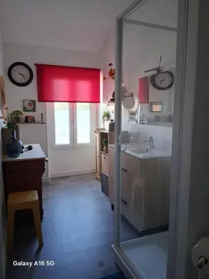 Cuisine ou kitchenette dans l'établissement Petite Maison Fourasine à 5mn des plages et du centre ville