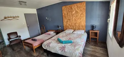 Un ou plusieurs lits dans un hébergement de l'établissement SarahScope - chambre cosy avec salle de bain privée proche Futuroscope