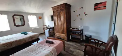 Un ou plusieurs lits dans un hébergement de l'établissement SarahScope - chambre cosy avec salle de bain privée proche Futuroscope