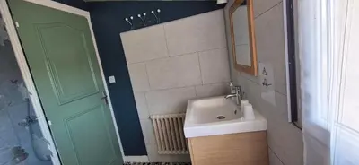 Salle de bains dans l'établissement SarahScope - chambre cosy avec salle de bain privée proche Futuroscope