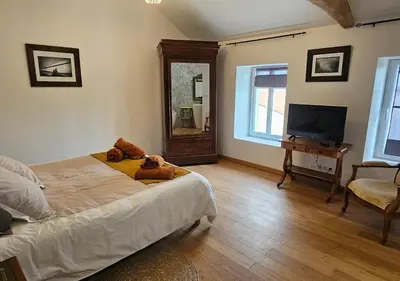 Télévision ou salle de divertissement dans l'établissement Les Anges de la Vigne