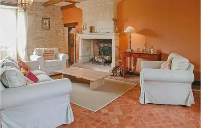 Coin salon dans l'établissement Stunning Home In St Maixent De Beugné