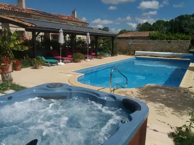 Piscine de l'établissement La Pommeraie ou située à proximité