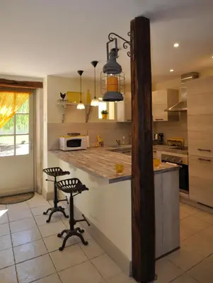 Cuisine ou kitchenette dans l'établissement Chez Fins Bois