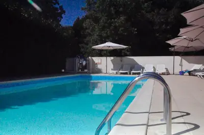 Piscine de l'établissement Chez Fins Bois ou située à proximité