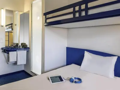 Un ou plusieurs lits dans un hébergement de l'établissement ibis budget Rochefort