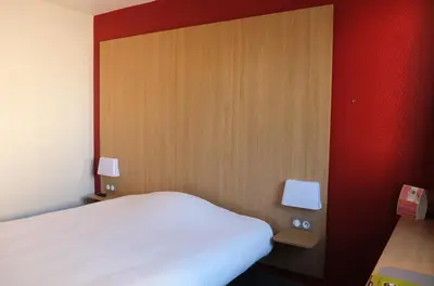Un ou plusieurs lits dans un hébergement de l'établissement B&B HOTEL La Rochelle Centre 3 étoiles