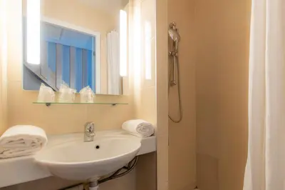 Salle de bains dans l'établissement B&B HOTEL La Rochelle Centre 3 étoiles