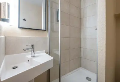 Salle de bains dans l'établissement B&B HOTEL La Rochelle Centre Les Minimes