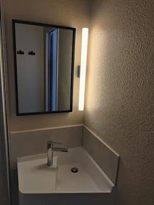 Salle de bains dans l'établissement B&B HOTEL La Rochelle Centre Les Minimes