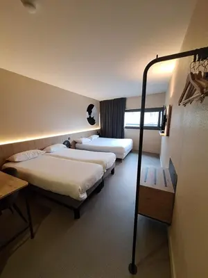 Un ou plusieurs lits dans un hébergement de l'établissement B&B HOTEL La Rochelle Centre Les Minimes