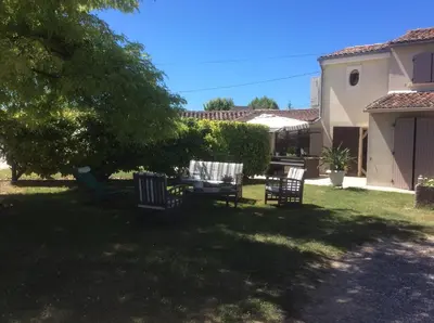 Jardin de l'établissement Le Grillage a Poules