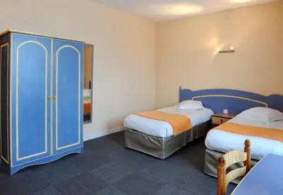 Un ou plusieurs lits dans un hébergement de l'établissement The Originals City, Hôtel des Arènes, Saintes