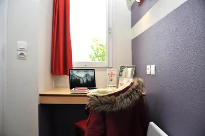 Télévision ou salle de divertissement dans l'établissement Premiere Classe Niort Est - Chauray