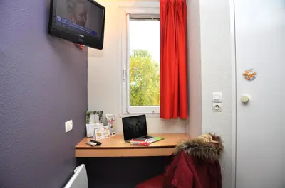 Télévision ou salle de divertissement dans l'établissement Premiere Classe Niort Est - Chauray