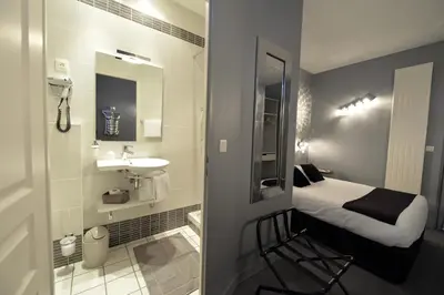 Salle de bains dans l'établissement France Hôtel
