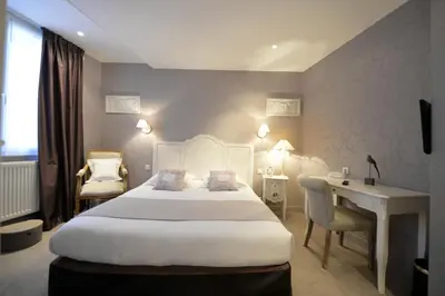 Un ou plusieurs lits dans un hébergement de l'établissement France Hôtel