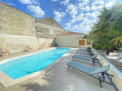 Piscine de l'établissement Logis Hôtel L'Oliveraie ou située à proximité
