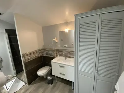 Salle de bains dans l'établissement Logis Hôtel L'Oliveraie