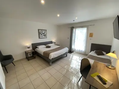 Un ou plusieurs lits dans un hébergement de l'établissement Logis Hôtel L'Oliveraie
