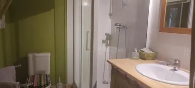 Salle de bains dans l'établissement Gîte cosy, sur jardin, terrasse privée, parking au calme en rdc